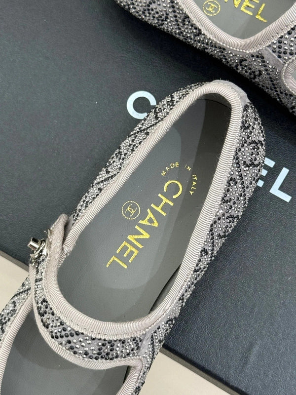 CC Flat Mary Jane 25ss in grigio decorato con strass