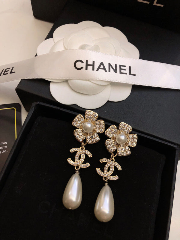 SUNFLOWER DOUBLE C EARRINGS IN GOLD METAL OVAL WHITE PEARLS AND CRYSTAL LOGO