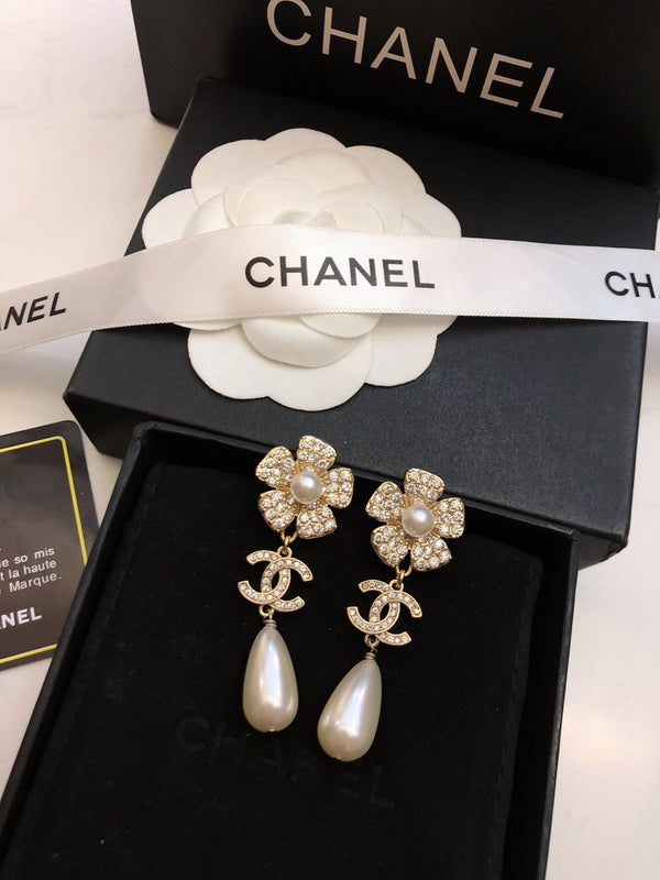 SUNFLOWER DOUBLE C EARRINGS IN GOLD METAL OVAL WHITE PEARLS AND CRYSTAL LOGO