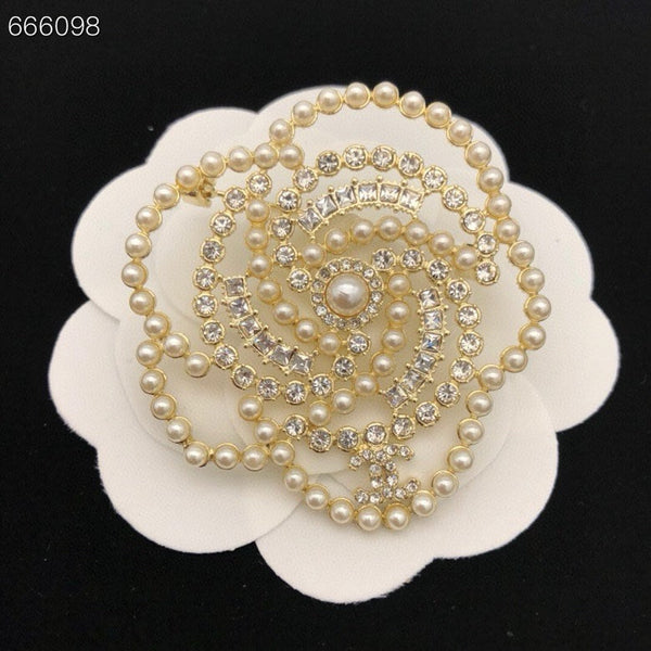 HOLIDAY SNOWFLAKE BROOCH IN WHITE PEARL AND CRYSTAL