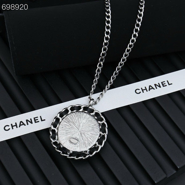 25P OVAL NECKLACE IN BLUE DENIM BLACK LEATHER-THREADED CHAIN