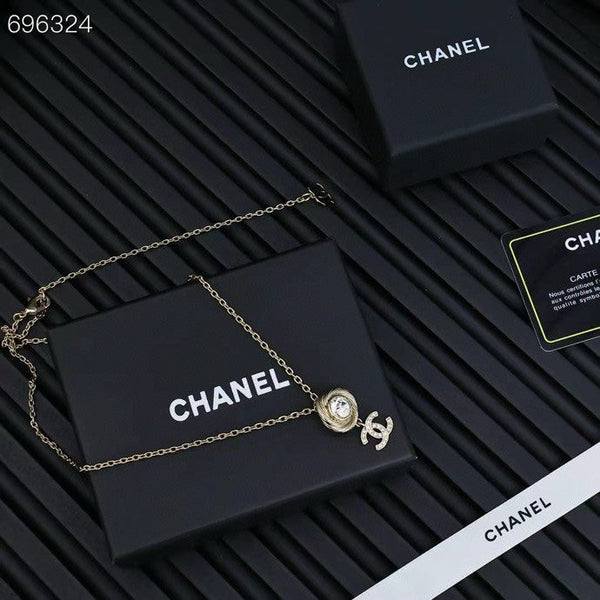 PENDANT NECKLACE IN GOLD TWISTED RIBBED DOUBLE C