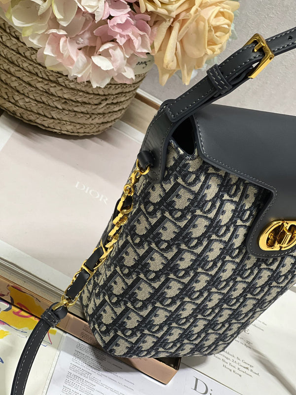 30 MONTAIGNE 13 24x24x9,5CM RICAMO OBLIQUO BLU