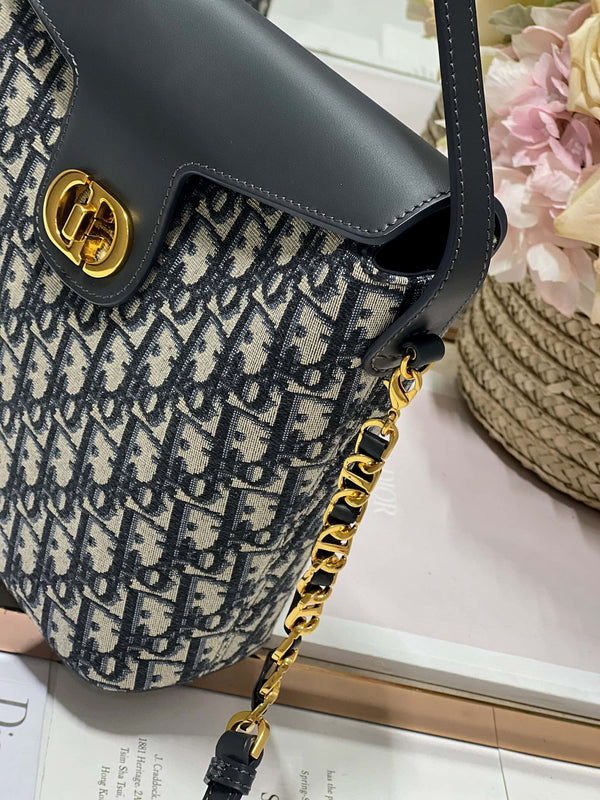 30 MONTAIGNE 13 24x24x9,5CM RICAMO OBLIQUO BLU