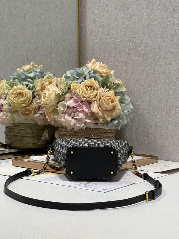 30 MONTAIGNE 13 24x24x9,5CM RICAMO OBLIQUO BLU