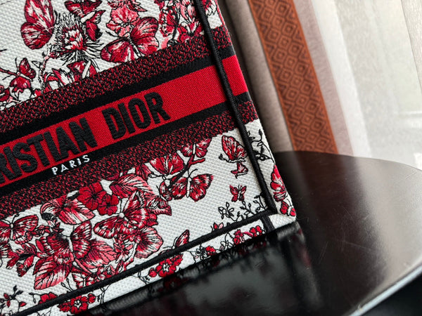 Piccola borsa porta CD/libro da 26,5 cm con ricamo a farfalla a forma di cuore bianco e rosso