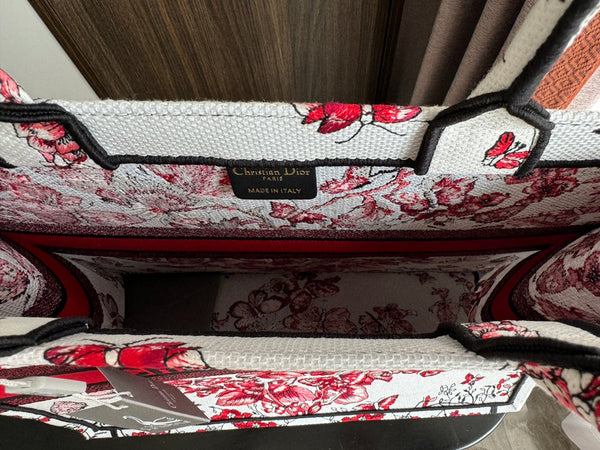 Grande borsa porta CD/libro da 42 cm con ricamo a farfalla a forma di cuore bianco e rosso