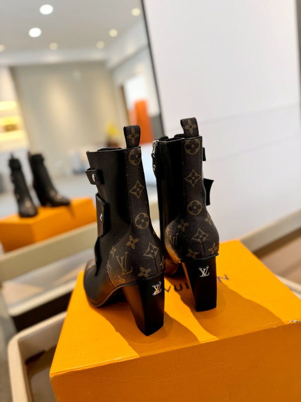 Stivaletto LV Trinity 75mm in pelle di vitello monogrammata marrone scuro mix nero