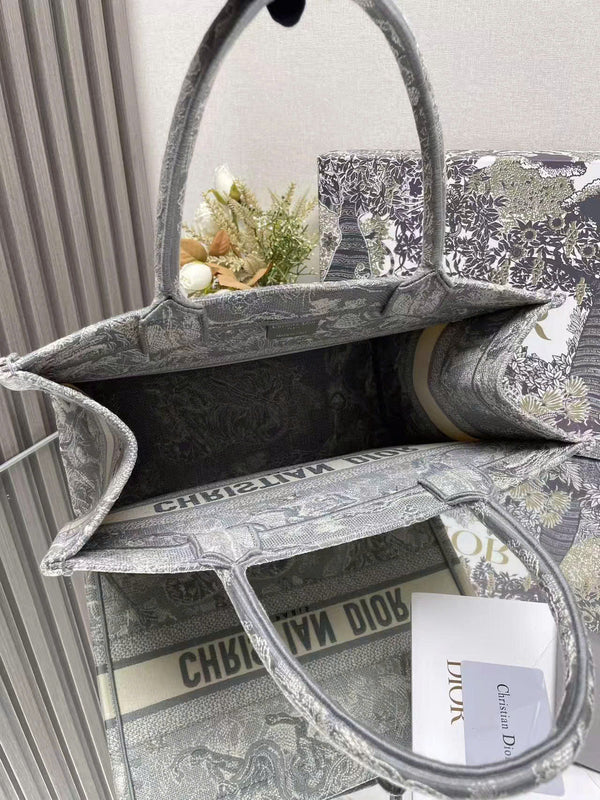 Sac cabas CD Book moyen 36 cm Tigre brodé gris argenté