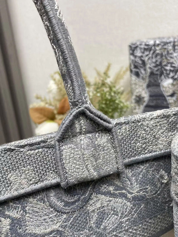 Sac cabas CD Book moyen 36 cm Tigre brodé gris argenté