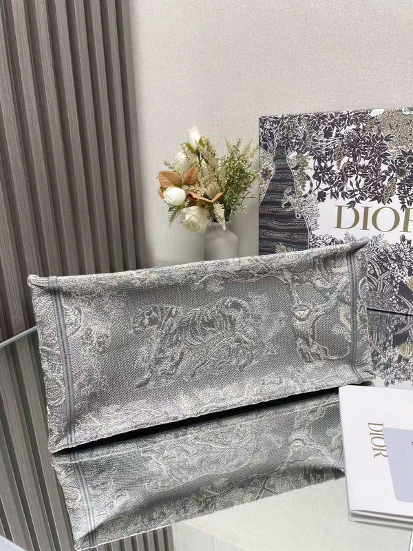 Sac cabas CD Book moyen 36 cm Tigre brodé gris argenté