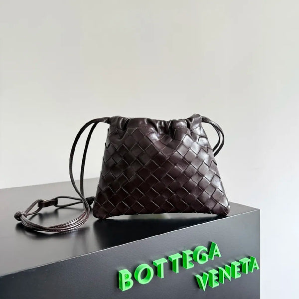 BV Small Dustbag 21cm Pelle di vitello intrecciata marrone scuro
