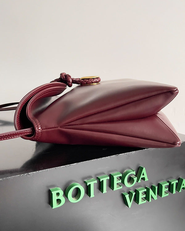 Borsa a tracolla BV Liberta con fibbia 30 cm in pelle di vacchetta rosso Barolo