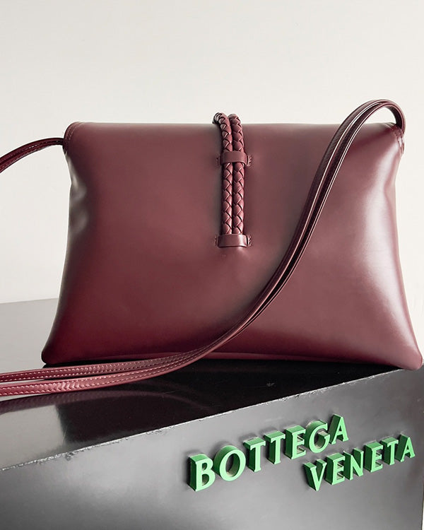 Borsa a tracolla BV Liberta con fibbia 30 cm in pelle di vacchetta rosso Barolo