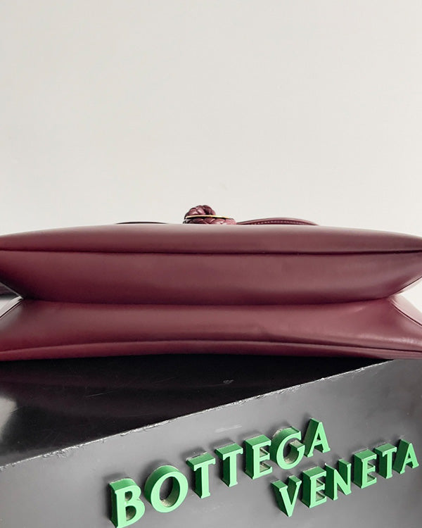 Borsa a tracolla BV Liberta con fibbia 30 cm in pelle di vacchetta rosso Barolo
