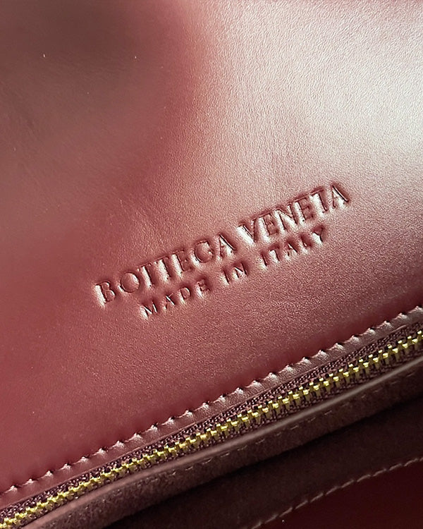 Borsa a tracolla BV Liberta con fibbia 30 cm in pelle di vacchetta rosso Barolo