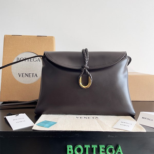 Borsa a tracolla BV Liberta con fibbia, 30 cm, in pelle di vacchetta marrone cioccolato