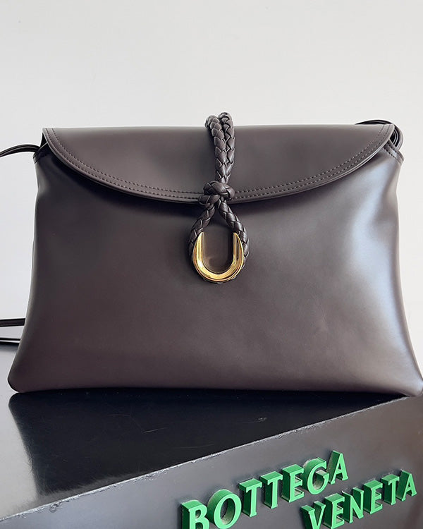 Borsa a tracolla BV Liberta con fibbia, 30 cm, in pelle di vacchetta marrone cioccolato