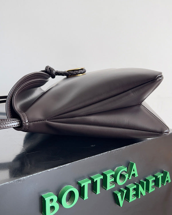 Borsa a tracolla BV Liberta con fibbia, 30 cm, in pelle di vacchetta marrone cioccolato
