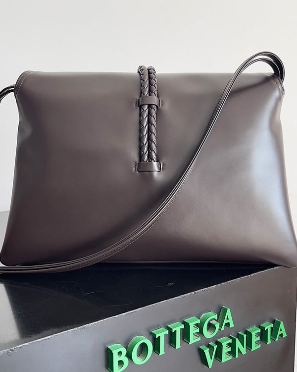 Borsa a tracolla BV Liberta con fibbia, 30 cm, in pelle di vacchetta marrone cioccolato