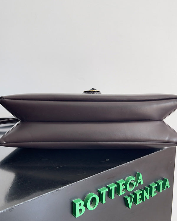 Borsa a tracolla BV Liberta con fibbia, 30 cm, in pelle di vacchetta marrone cioccolato