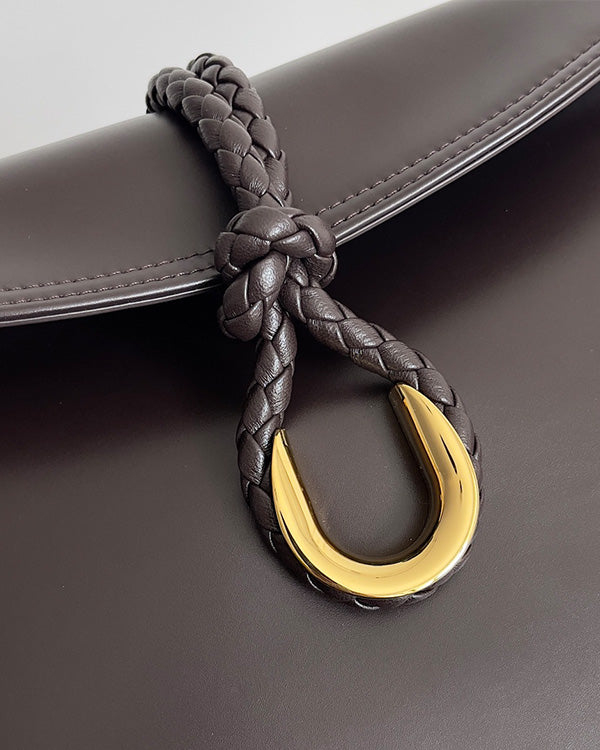 Borsa a tracolla BV Liberta con fibbia, 30 cm, in pelle di vacchetta marrone cioccolato