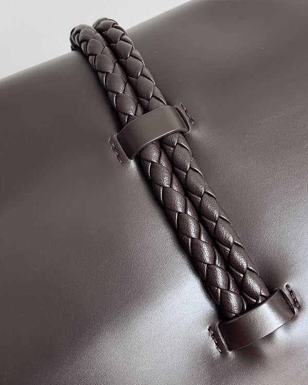 Borsa a tracolla BV Liberta con fibbia, 30 cm, in pelle di vacchetta marrone cioccolato