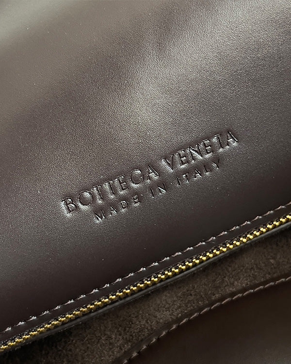 Borsa a tracolla BV Liberta con fibbia, 30 cm, in pelle di vacchetta marrone cioccolato