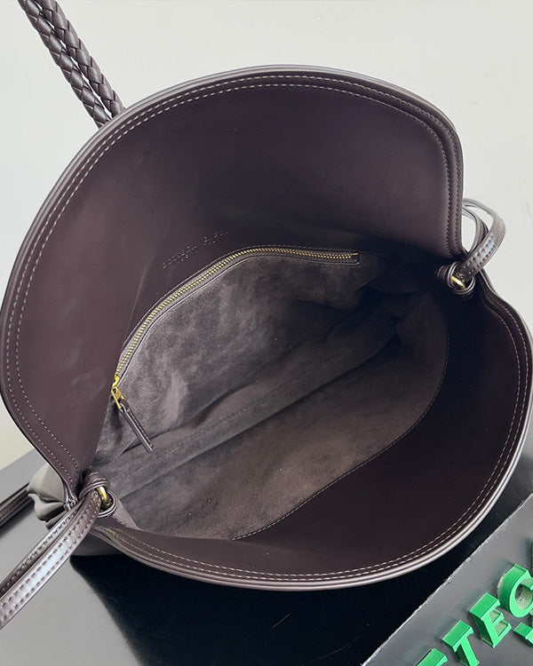 Borsa a tracolla BV Liberta con fibbia, 30 cm, in pelle di vacchetta marrone cioccolato