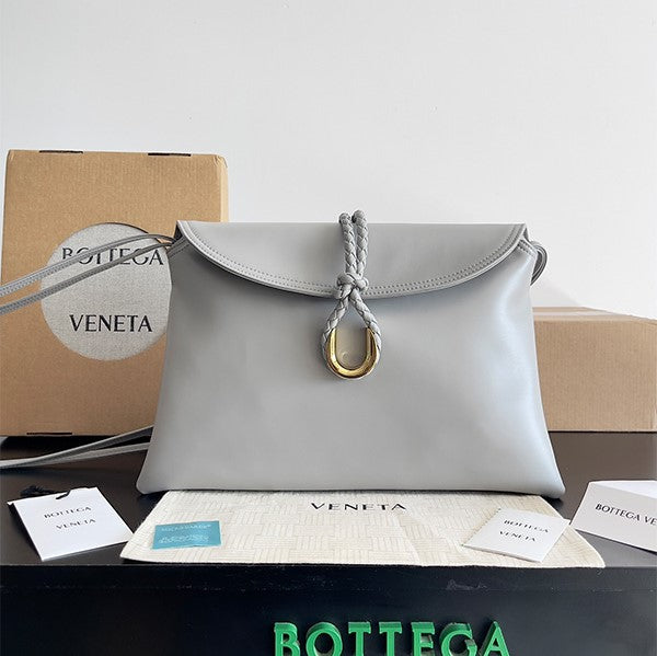 Borsa a tracolla BV Liberta con fibbia, 30 cm, in pelle di vacchetta grigio argento