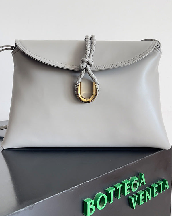 Borsa a tracolla BV Liberta con fibbia, 30 cm, in pelle di vacchetta grigio argento
