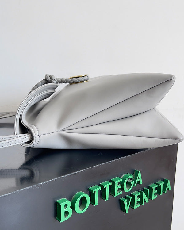 Borsa a tracolla BV Liberta con fibbia, 30 cm, in pelle di vacchetta grigio argento