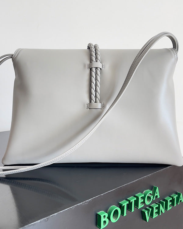Borsa a tracolla BV Liberta con fibbia, 30 cm, in pelle di vacchetta grigio argento