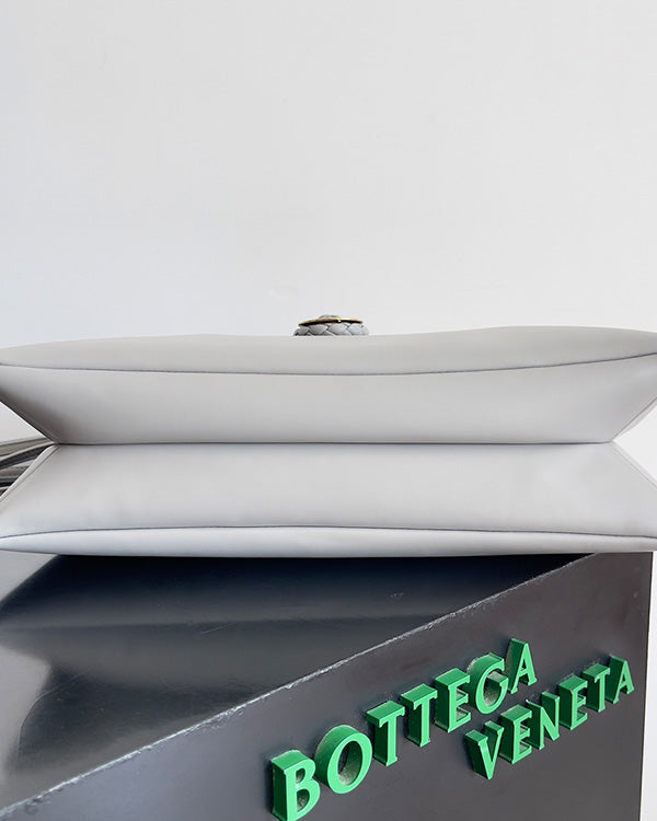 Borsa a tracolla BV Liberta con fibbia, 30 cm, in pelle di vacchetta grigio argento