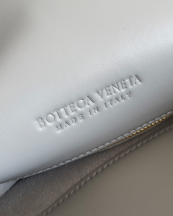 Borsa a tracolla BV Liberta con fibbia, 30 cm, in pelle di vacchetta grigio argento