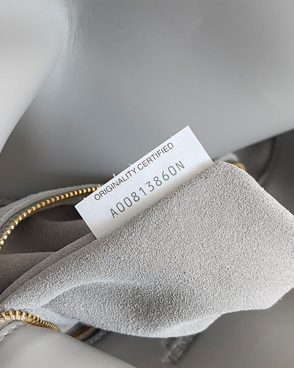Borsa a tracolla BV Liberta con fibbia, 30 cm, in pelle di vacchetta grigio argento
