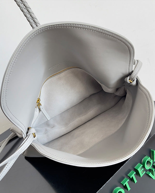 Borsa a tracolla BV Liberta con fibbia, 30 cm, in pelle di vacchetta grigio argento