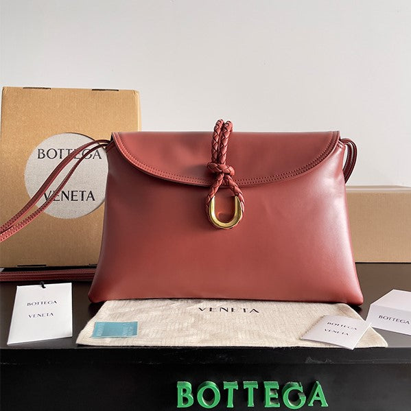 Borsa a tracolla BV Liberta con fibbia, 30 cm, in pelle di vacchetta rosso mattone