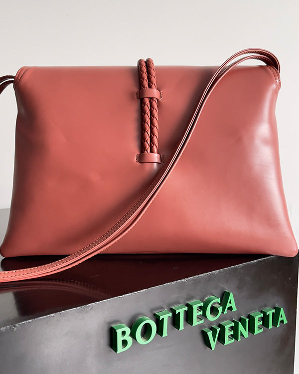 Borsa a tracolla BV Liberta con fibbia, 30 cm, in pelle di vacchetta rosso mattone