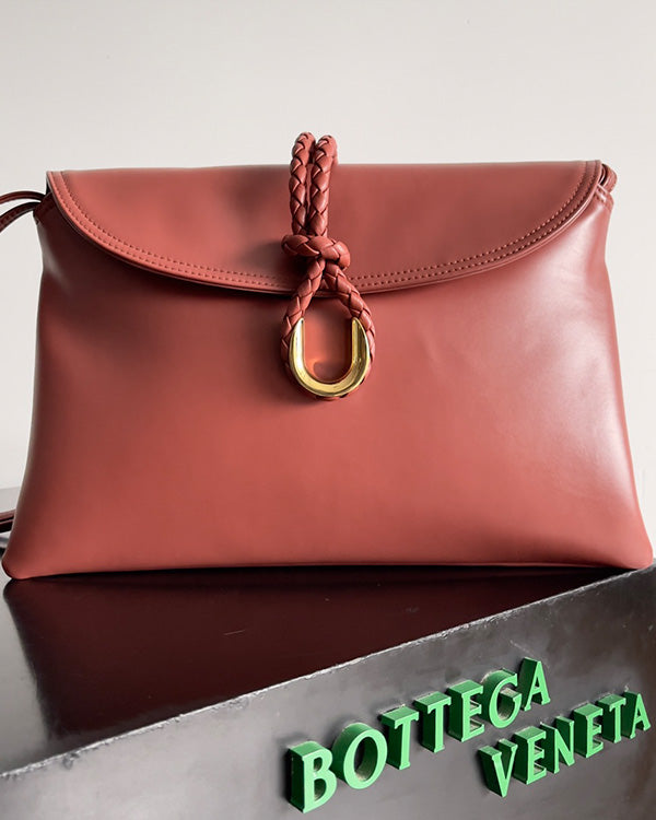 Borsa a tracolla BV Liberta con fibbia, 30 cm, in pelle di vacchetta rosso mattone