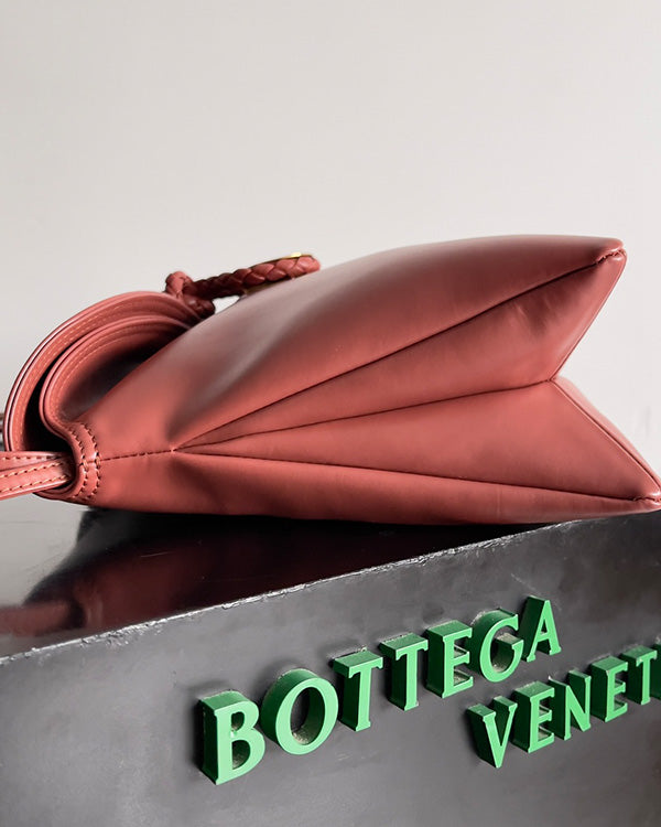 Borsa a tracolla BV Liberta con fibbia, 30 cm, in pelle di vacchetta rosso mattone