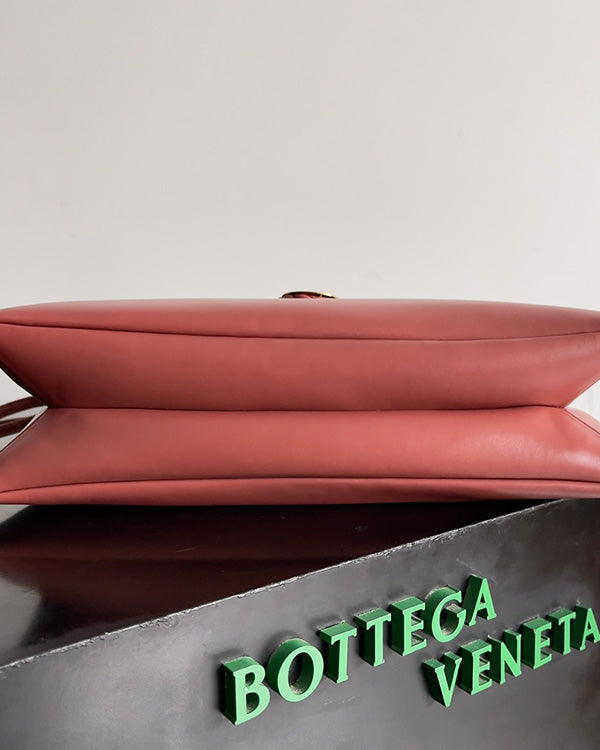 Borsa a tracolla BV Liberta con fibbia, 30 cm, in pelle di vacchetta rosso mattone