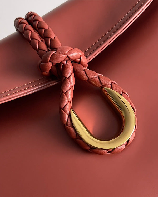 Borsa a tracolla BV Liberta con fibbia, 30 cm, in pelle di vacchetta rosso mattone