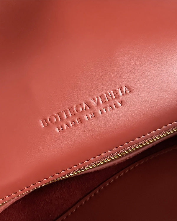 Borsa a tracolla BV Liberta con fibbia, 30 cm, in pelle di vacchetta rosso mattone