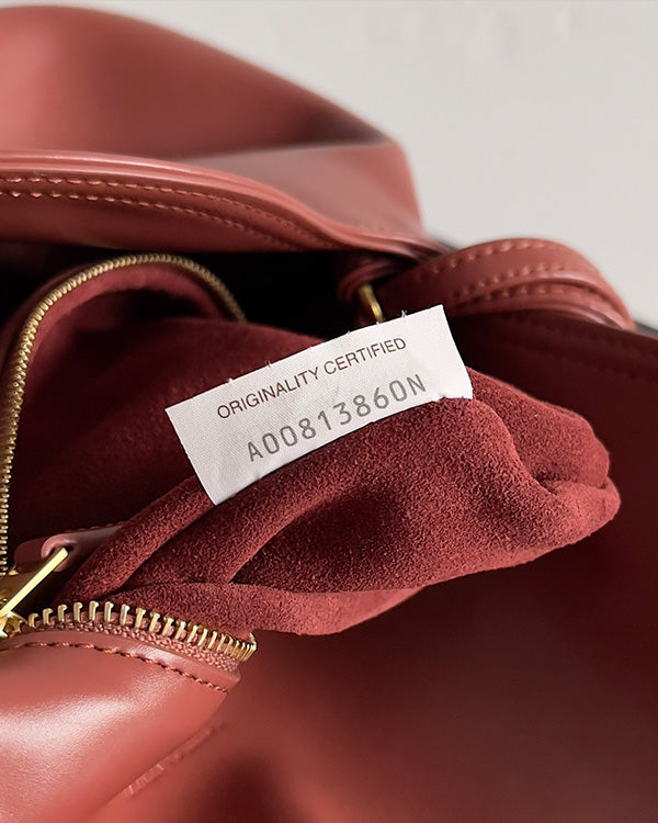Borsa a tracolla BV Liberta con fibbia, 30 cm, in pelle di vacchetta rosso mattone