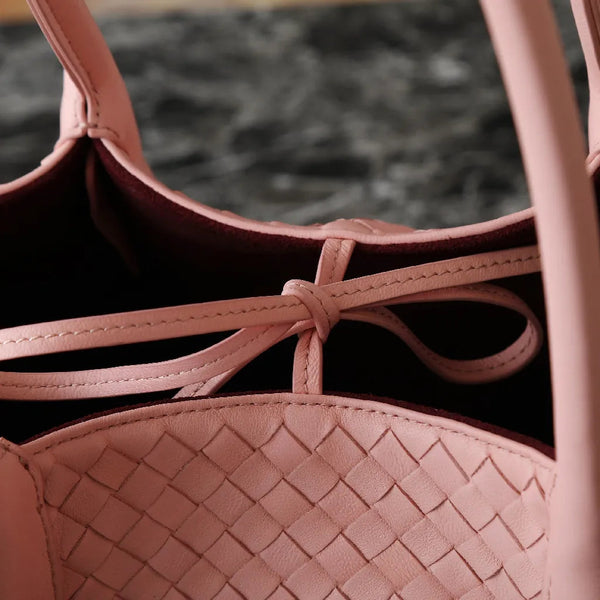 Borsa BV Pinacoteca 43 cm in pelle di vitello intrecciata rosa e pelle scamosciata