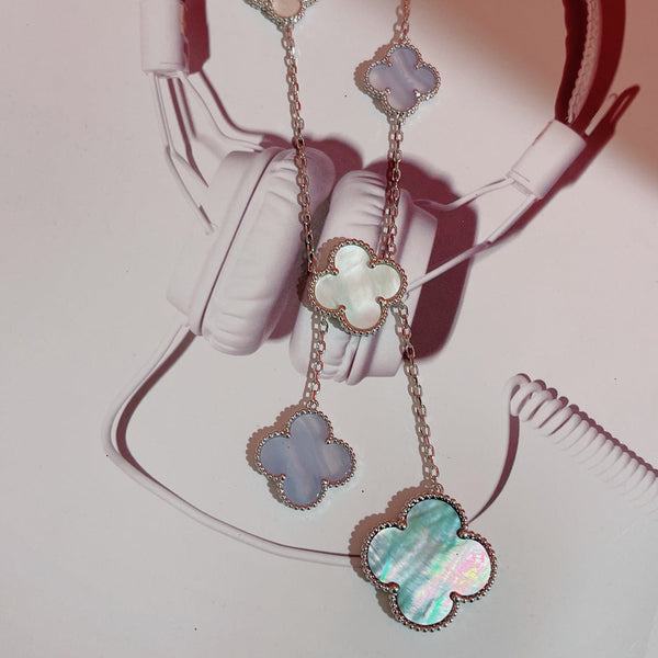 COLLANA IN CALCEDONIO CON TRIFOGLIO IN ARGENTO E 6 MOTIVI
