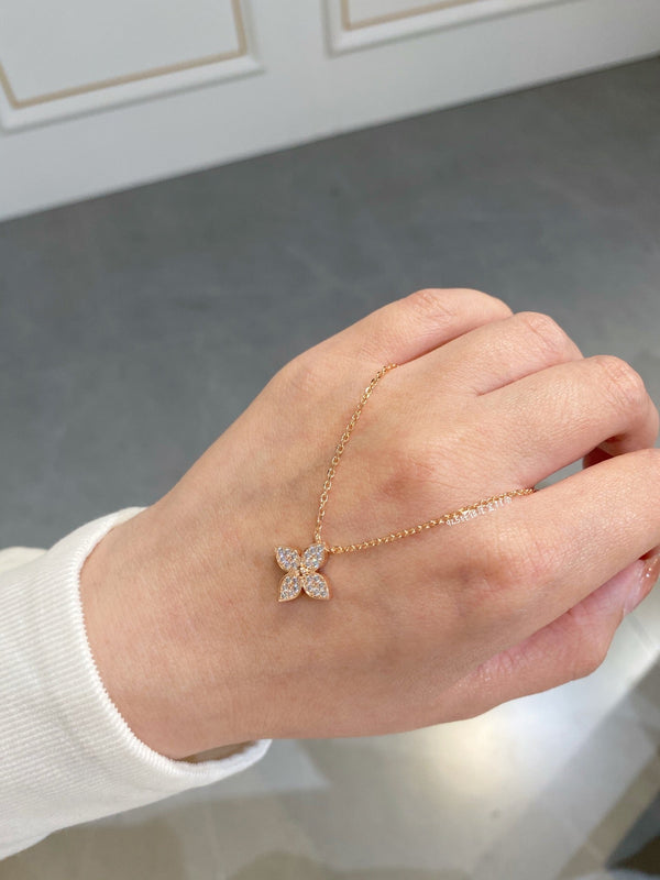 COLLANA CON DIAMANTI A STELLA