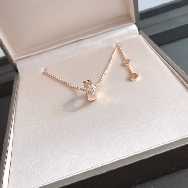 COLLANA IN ORO ROSA CON DIAMANTI E PEDANTE SERPENTI
