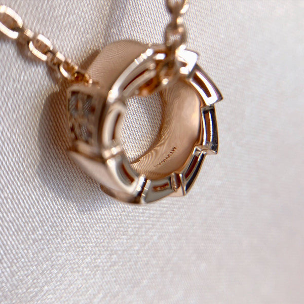 COLLANA IN ORO ROSA CON DIAMANTI E PEDANTE SERPENTI